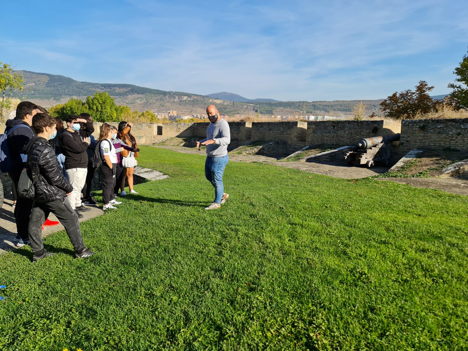 El alumnado del IES Valle del Ebro visita las murallas de Pamplona